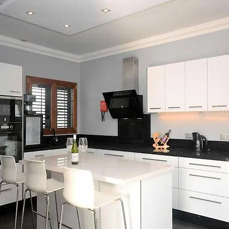 Awesome Puerto Del Carmen - 3 Bedrooms - Tacataca - Pool Table - Great Terrace Area * Puerto del Carmen (Lanzarote)